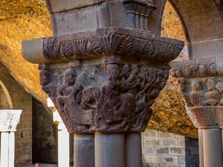 Capiteles románicos geminados en el conjunto del claustro del Monasterio de San Juan de la Peña,...