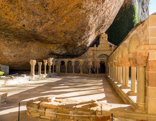 Vista general del claustro antiguo del Monasterio de San Juan de la Peña, llamado así por haber sido construido bajo una gran roca en los Pirineos españoles © Franjagoher