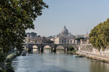 Tiberbr&uuml;cke mit Blick auf Petersdom