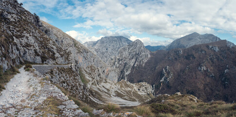 The climb to Tresviso is one of the best known and most demanding routes in Cantabria. Once in town we can buy the typical Tresviso picón cheese.