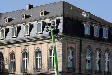hebebühne an der fassade vom neuen schloss in stuttgart