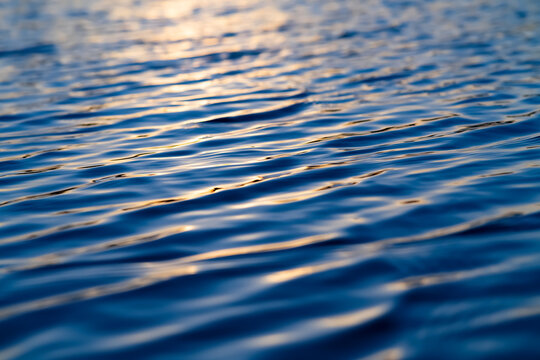 Wasser Oberfläche Reflektion Wellen Spiegelung Graustufen schwarz weiß KontrastSonne Licht H2O Wassersport See Teich Meer Fluss hell dunkel Hintergrund Abend Dämmerung flüssig Flüssigkeit Bewegung