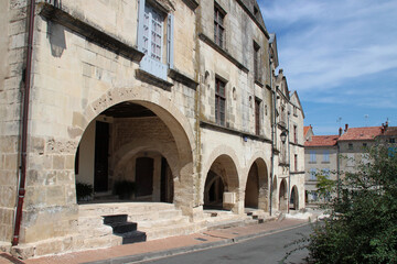 Fototapeta na wymiar ancient stone houses in fontenay-le-comte in vendée (france) 