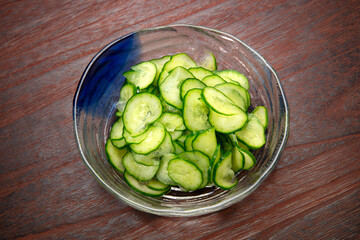 下拵えでキュウリの薄切り