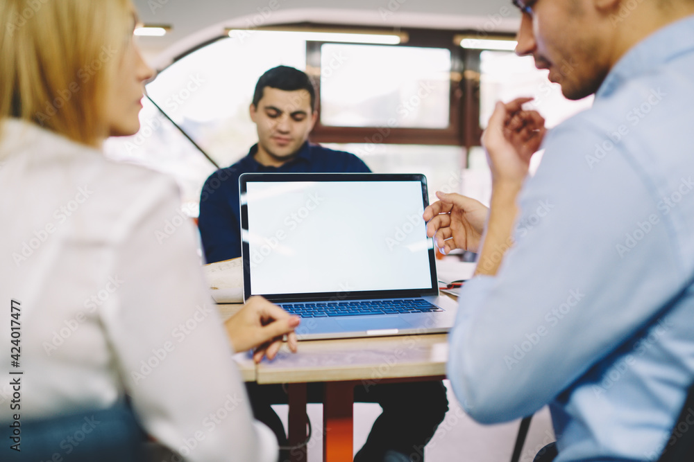 Aufkleber experienced colleagues have brainstorming workshop during office collaboration meeting at desktop wi
