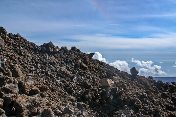 Rocas volcánicas del volcán Teide en la isla de Tenerife, Islas Canarias, España. Al fondo un...