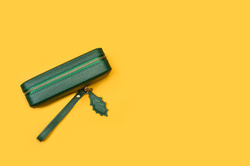 Billetera Monedero de cuero verde sobre un fondo amarillo liso y aislado. Vista superior. Copy space