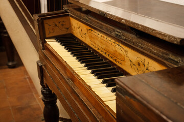 Fototapeta na wymiar Antique piano found in the museum, great wood warm tones