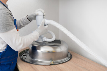 assembly of a sink siphon for kitchen furniture