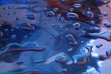 Gocce di acqua su fondi colorati
