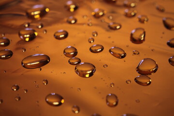 Gocce di acqua su fondi colorati