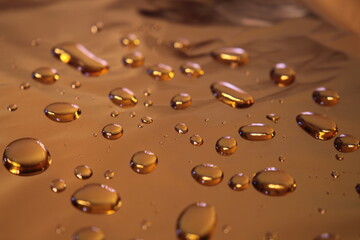 Gocce di acqua su fondi colorati
