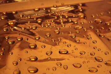 Gocce di acqua su fondi colorati