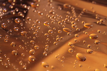 Gocce di acqua su fondi colorati