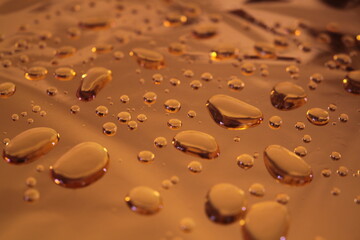 Gocce di acqua su fondi colorati