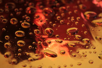 Gocce di acqua su fondi colorati