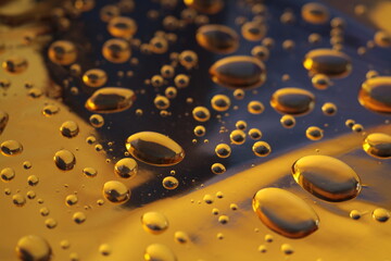 Gocce di acqua su fondi colorati