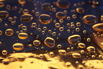 Gocce di acqua su fondi colorati