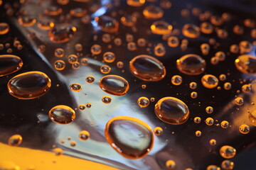 Gocce di acqua su fondi colorati