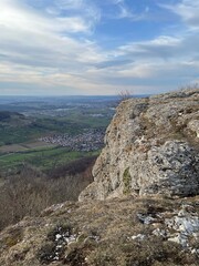 Fototapeta premium Blick vom Aussichtspunkt Breitenstein auf der Schwäbischen Alb auf das Voralbland bei Bissingen an der Teck