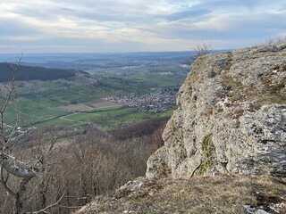 Der Felsen Breitenstein (rechts) ist ein Felsplateau am Albtrauf der Schwäbischen Alb. 