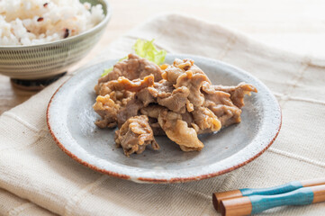 豚薄切り肉の大和煮と雑穀ご飯