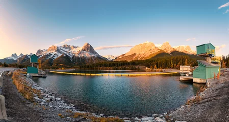 Fotobehang Sunrise on mount Rundle, Ha-Ling and Lady Macdonals mountain in autumn forest at Rundle Forebay reservoir © Mumemories