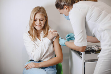 Obraz premium Woman doctor gives a vaccine to patients