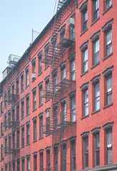 Crédence de cuisine en verre imprimé Corail Ancien bâtiment en brique avec escalier de secours en fer, harmonisation des couleurs appliquée, New York City, États-Unis.