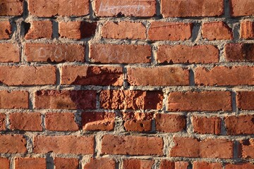 Mauer aus Ziegeln mit Loch