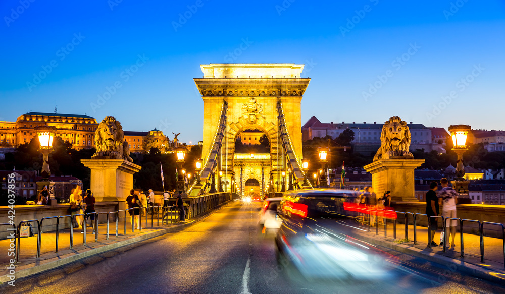 Poster Chain Bridge in Budapest at night, Hungary