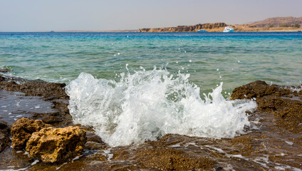 sea ​​waves roll on the rocky coast