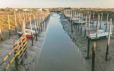 Chenal entre deux ports, Port du Plomb et Port Lauzières. Le premier est sur la commune de...