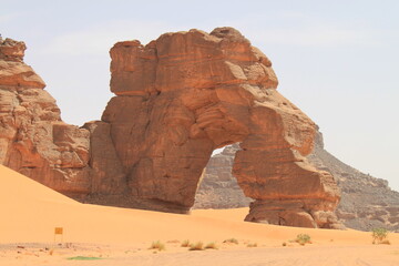 Fototapeta na wymiar the largest natural rock arch in Akakus south of Libya 