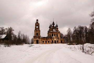 Obraz premium Landscape destroyed Orthodox church