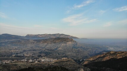 niebla.pinos.paisajes.bosque monta&ntilde;as.azul.nubes.cielo.vistas de p&aacute;jaro..verde.rocas.