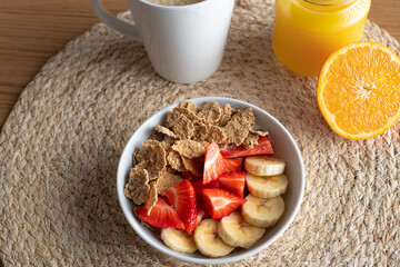 Café zumo de naranja y cereales con fruta sobre yute
