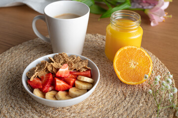 Café zumo de naranja y cereales con fruta sobre yute