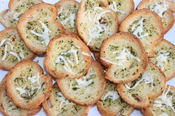 Baquette mit Kräuterbutter gebacken.