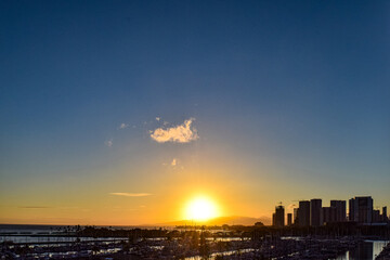 ハワイ、オアフ島の夕焼けと夜景