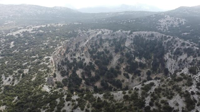 Nel Supramonte di Orgosolo la piu' vasta dolina della Sardegna coi suoi 400 metri di diametro
