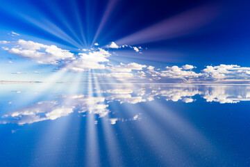 ミラーレイク・ウユニ塩湖に差し込む太陽光線