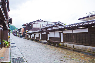 Suwamachi Street is a road that runs through the northwestern part of Yatsuomachi in Toyama City, Toyama Prefecture. The street is lined with beautiful houses that feature tiled roofs.