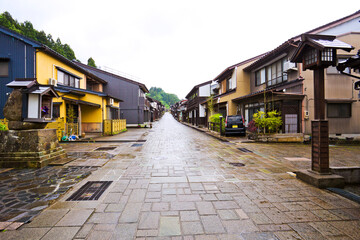 Suwamachi Street is a road that runs through the northwestern part of Yatsuomachi in Toyama City, Toyama Prefecture. The street is lined with beautiful houses that feature tiled roofs.