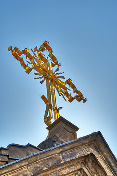 Goldenes Kreuz auf der Gaukirche St. Ulrich in Paderborn, Nordrhein-Westfalen