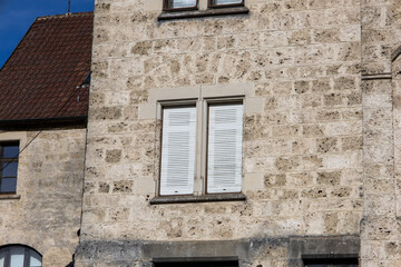 Schloss mit alten Fenster und Fensterläden sowie der Sonne die sich refletkiert