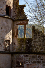 Fototapeta na wymiar Altes Kloser Ruine mit Mauern aus Steinen mit Türmen und Bäumen im Gelände sowie toller Archtektur