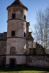 Fototapeta na wymiar Altes Kloser Ruine mit Mauern aus Steinen mit Türmen und Bäumen im Gelände sowie toller Archtektur