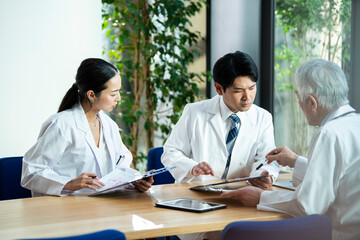 Fototapeta premium 患者の容体を確認しながらオペの計画を寝る医師たち