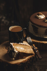 rebanada de pastel con taza de café listo par a comer